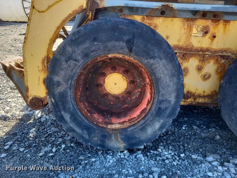 image for item MI9870 2013 Gehl R220  skid steer loader