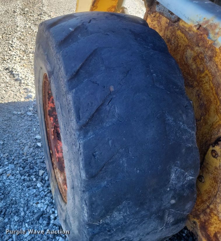 image for item MI9870 2013 Gehl R220  skid steer loader