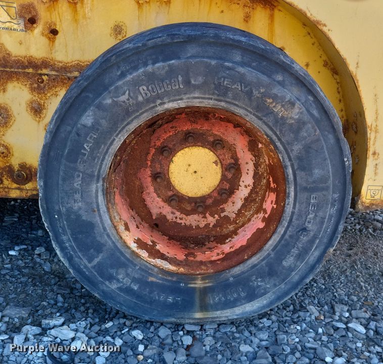 image for item MI9870 2013 Gehl R220  skid steer loader