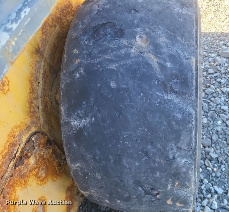 image for item MI9870 2013 Gehl R220  skid steer loader