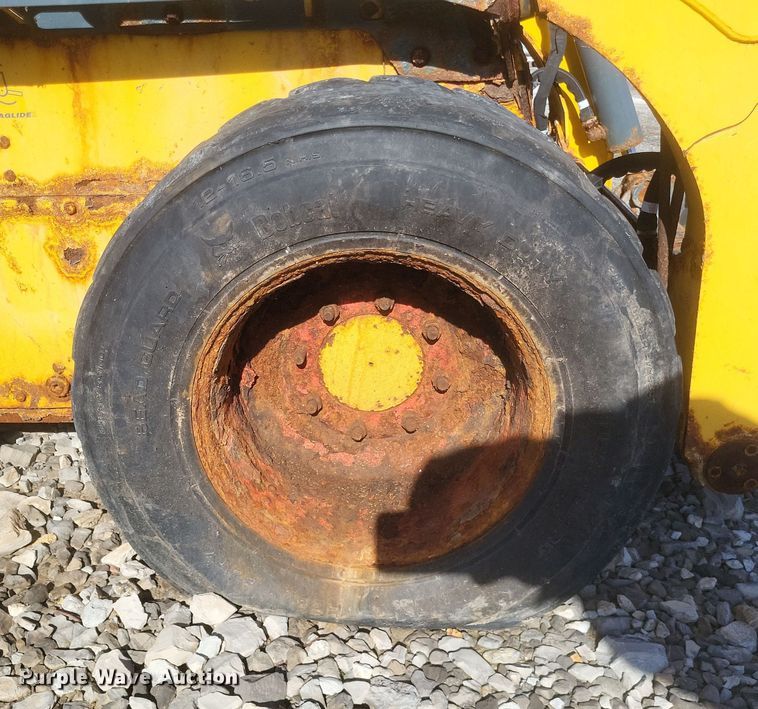 image for item MI9870 2013 Gehl R220  skid steer loader