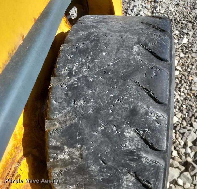 image for item MI9870 2013 Gehl R220  skid steer loader
