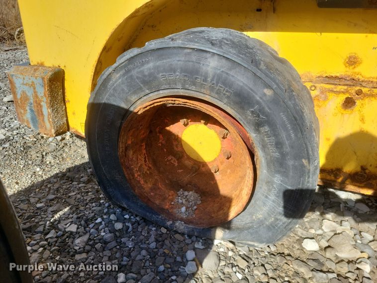 image for item MI9870 2013 Gehl R220  skid steer loader