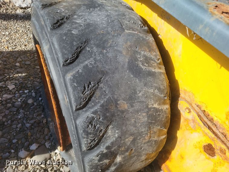 image for item MI9870 2013 Gehl R220  skid steer loader