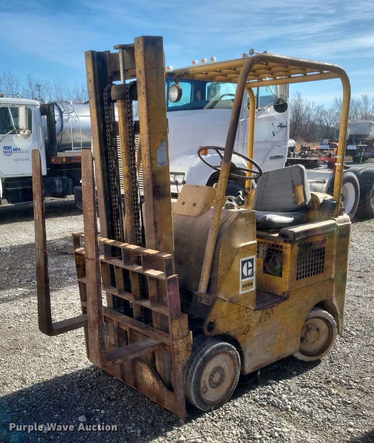 image for item MI9871 Caterpillar 422S  forklift