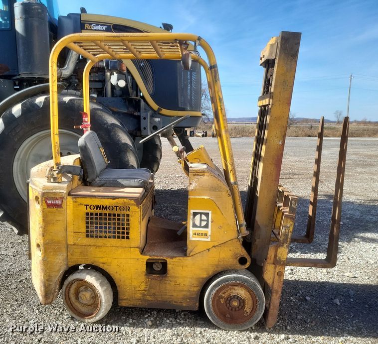 image for item MI9871 Caterpillar 422S  forklift