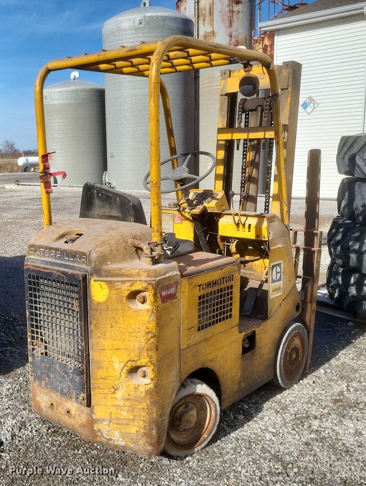 image for item MI9871 Caterpillar 422S  forklift