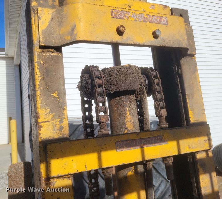 image for item MI9871 Caterpillar 422S  forklift