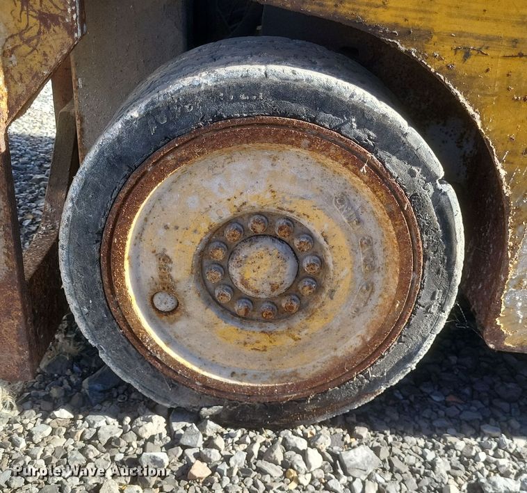 image for item MI9871 Caterpillar 422S  forklift