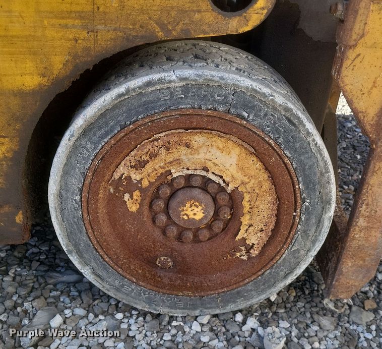 image for item MI9871 Caterpillar 422S  forklift