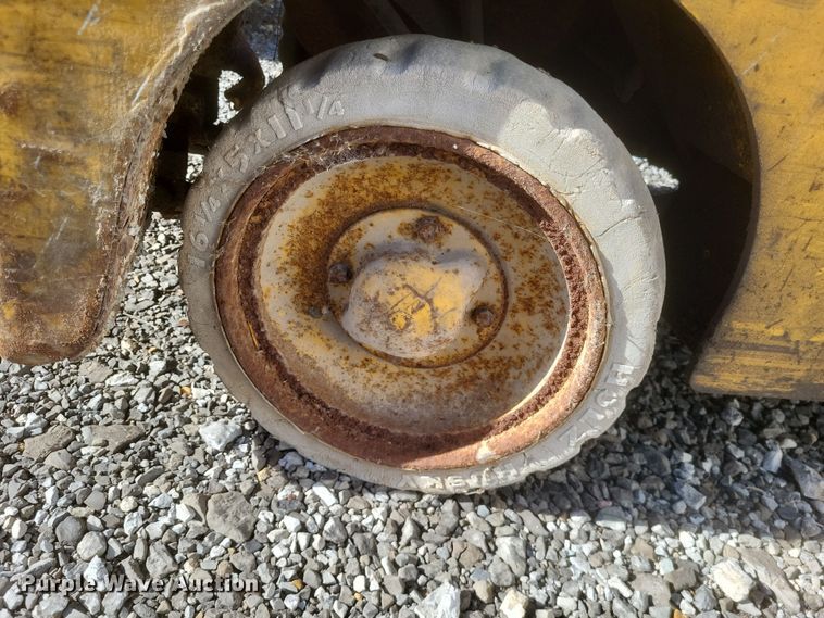 image for item MI9871 Caterpillar 422S  forklift