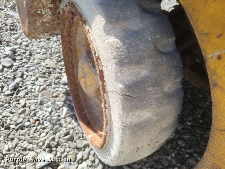 image for item MI9871 Caterpillar 422S  forklift