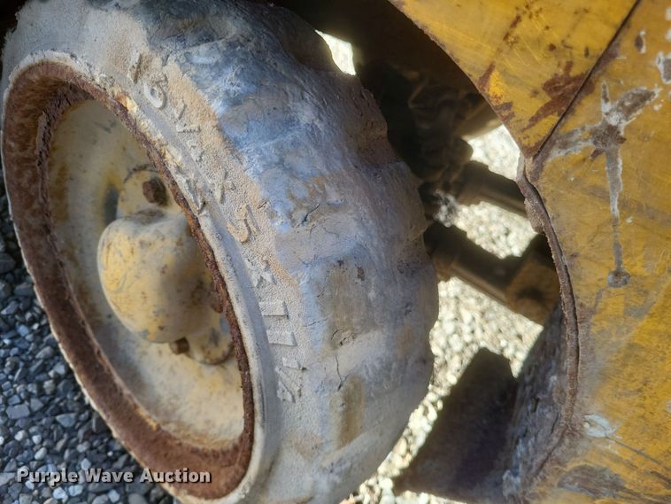 image for item MI9871 Caterpillar 422S  forklift