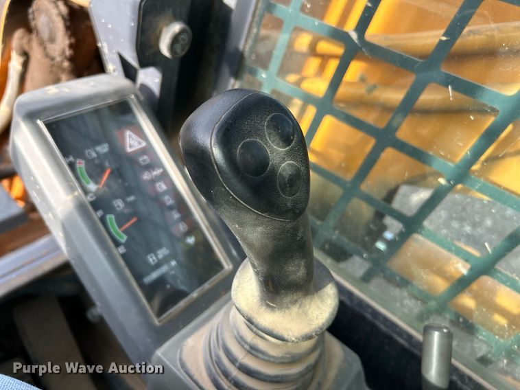 image for item NE9657 2007 Mustang MTL16  tracked skid steer loader