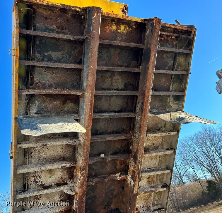 image for item NE9658 2002 Sterling L7500  dump truck