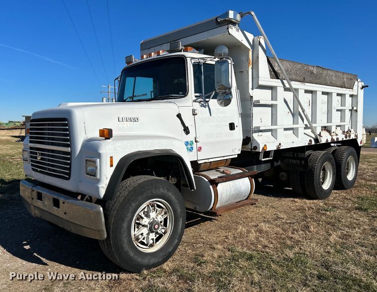 image for item NE9659 1995 Ford L8000  dump truck