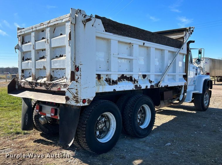 image for item NE9659 1995 Ford L8000  dump truck