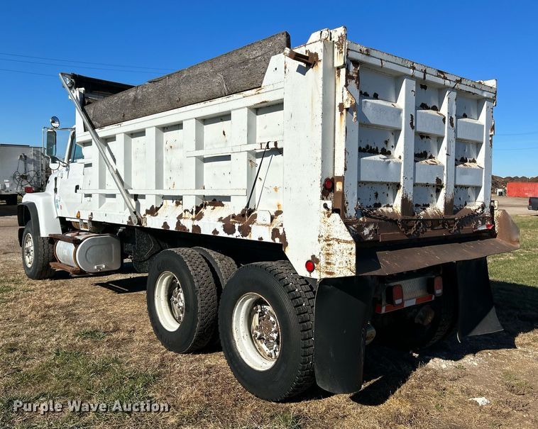 image for item NE9659 1995 Ford L8000  dump truck