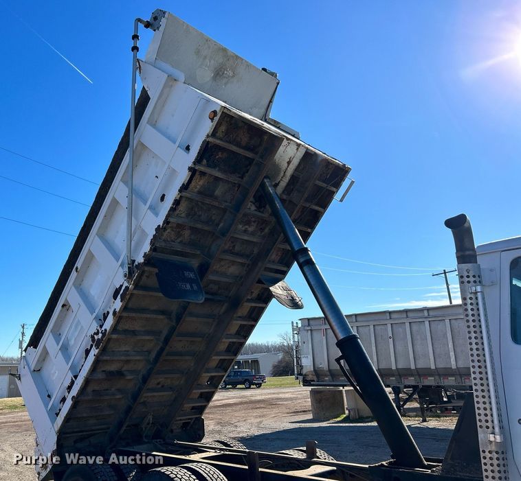 image for item NE9659 1995 Ford L8000  dump truck