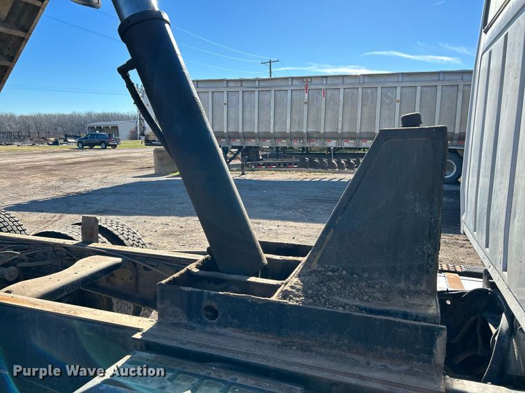 image for item NE9659 1995 Ford L8000  dump truck