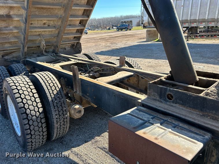 image for item NE9659 1995 Ford L8000  dump truck