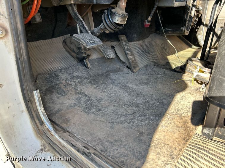 image for item NE9659 1995 Ford L8000  dump truck