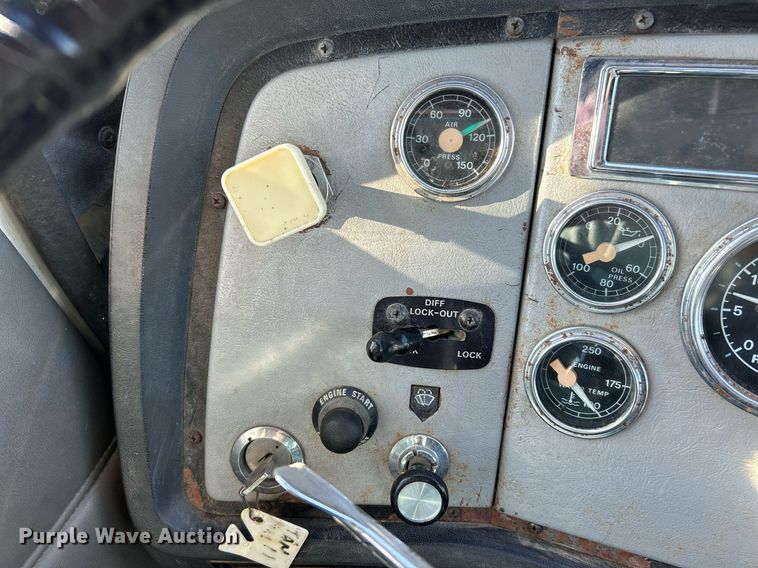 image for item NE9659 1995 Ford L8000  dump truck