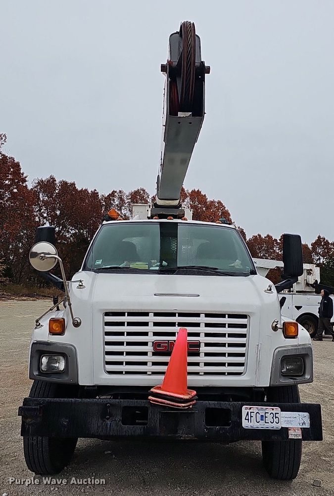 image for item NP9121 2005 GMC C7500  bucket truck