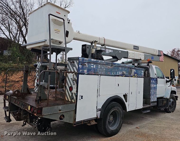 image for item NP9121 2005 GMC C7500  bucket truck
