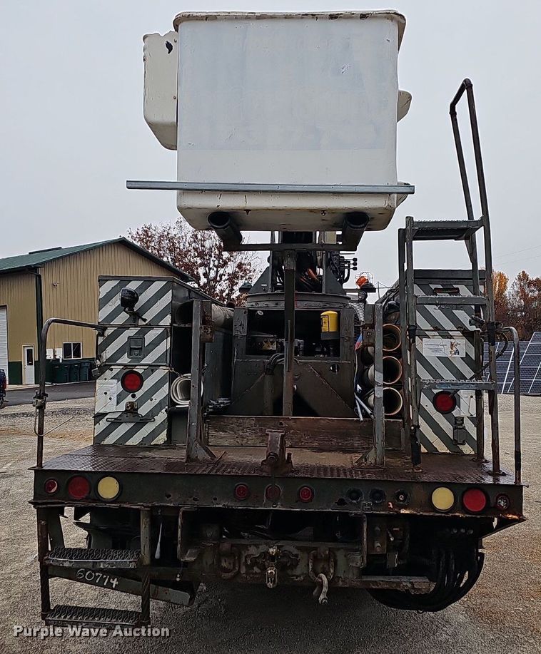 image for item NP9121 2005 GMC C7500  bucket truck