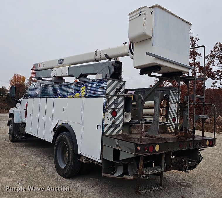 image for item NP9121 2005 GMC C7500  bucket truck