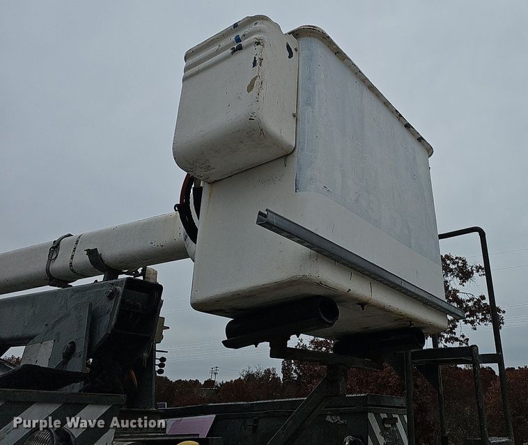 image for item NP9121 2005 GMC C7500  bucket truck