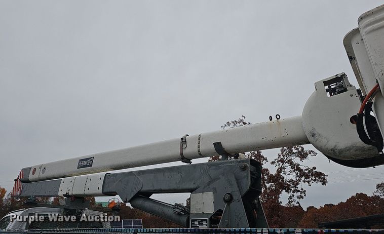 image for item NP9121 2005 GMC C7500  bucket truck