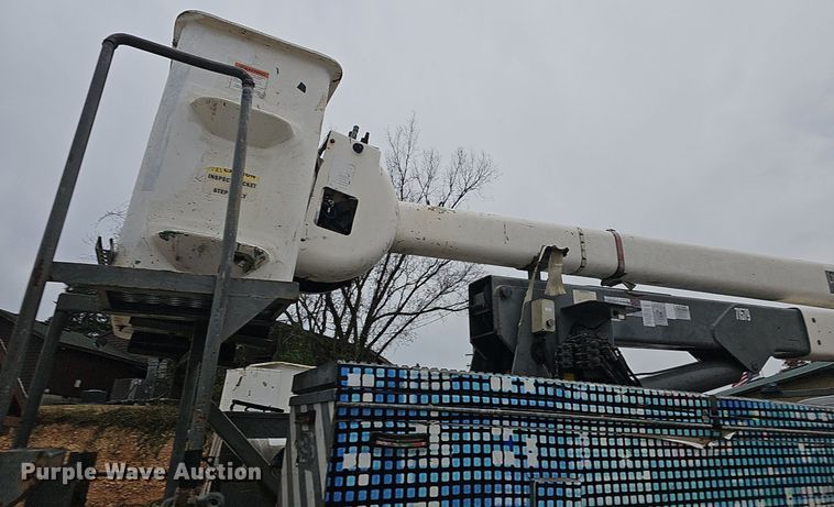 image for item NP9121 2005 GMC C7500  bucket truck