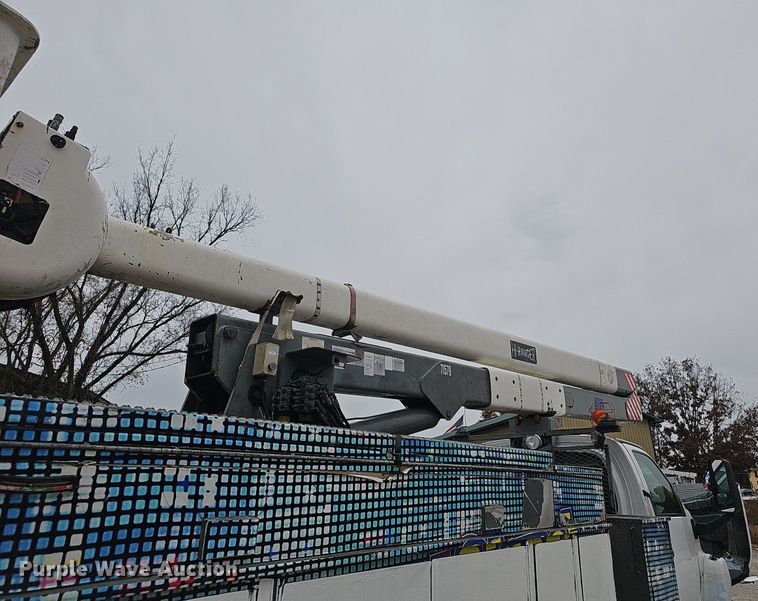 image for item NP9121 2005 GMC C7500  bucket truck