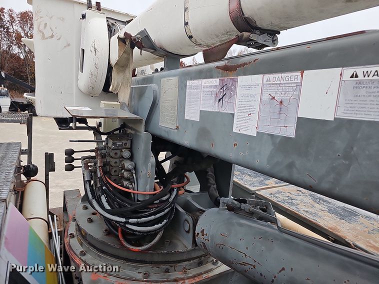 image for item NP9121 2005 GMC C7500  bucket truck