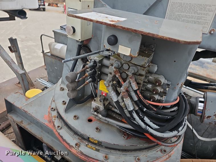 image for item NP9121 2005 GMC C7500  bucket truck