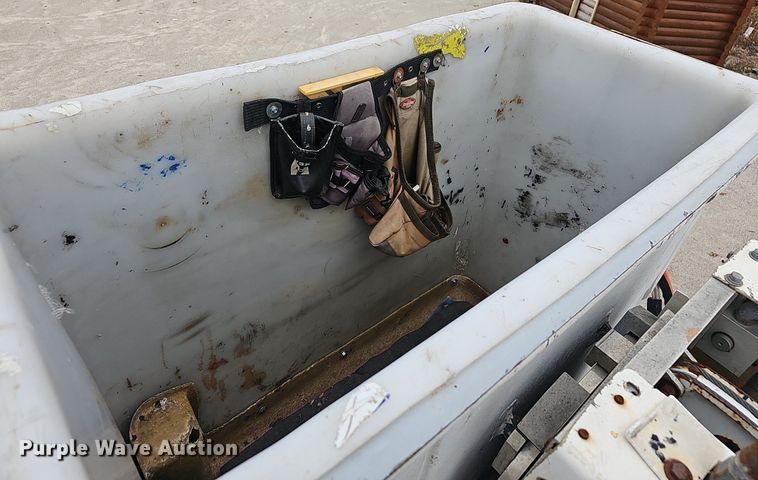 image for item NP9121 2005 GMC C7500  bucket truck