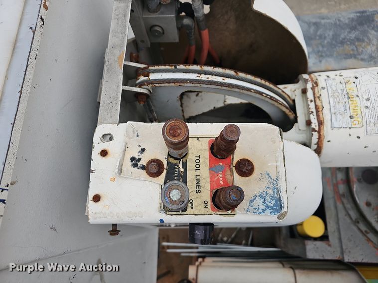 image for item NP9121 2005 GMC C7500  bucket truck