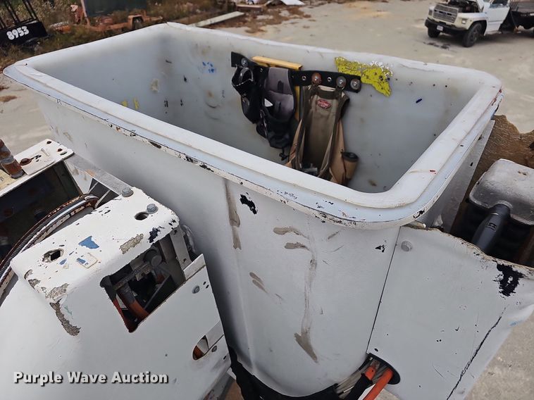 image for item NP9121 2005 GMC C7500  bucket truck