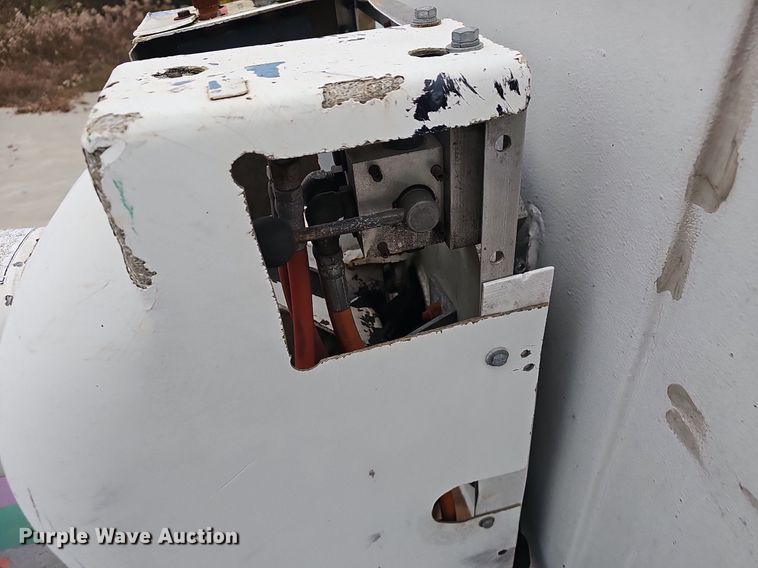 image for item NP9121 2005 GMC C7500  bucket truck