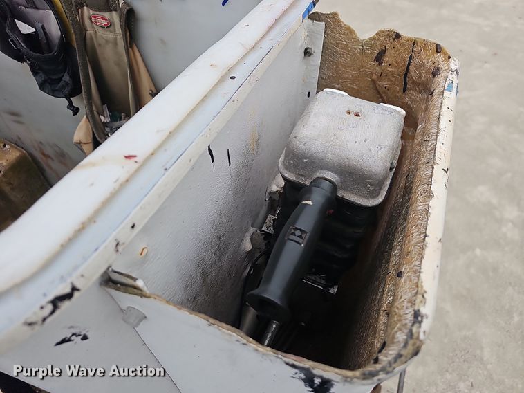 image for item NP9121 2005 GMC C7500  bucket truck