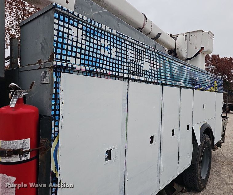 image for item NP9121 2005 GMC C7500  bucket truck