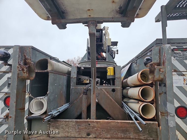 image for item NP9121 2005 GMC C7500  bucket truck