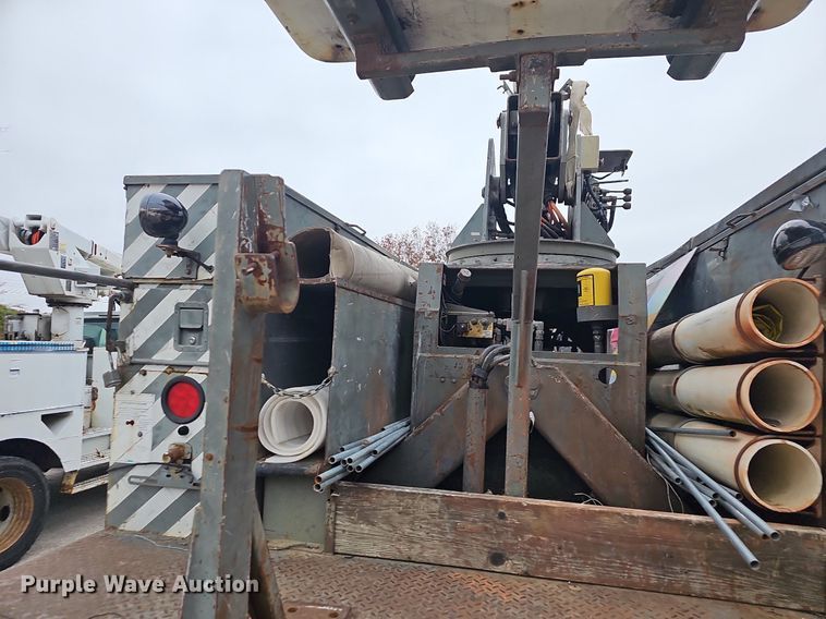 image for item NP9121 2005 GMC C7500  bucket truck