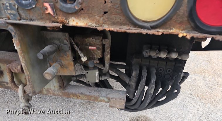 image for item NP9121 2005 GMC C7500  bucket truck