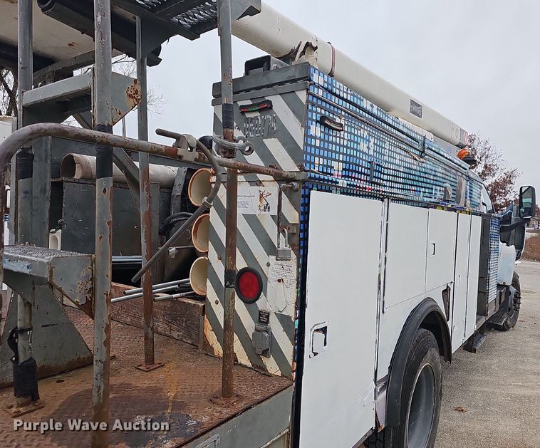image for item NP9121 2005 GMC C7500  bucket truck