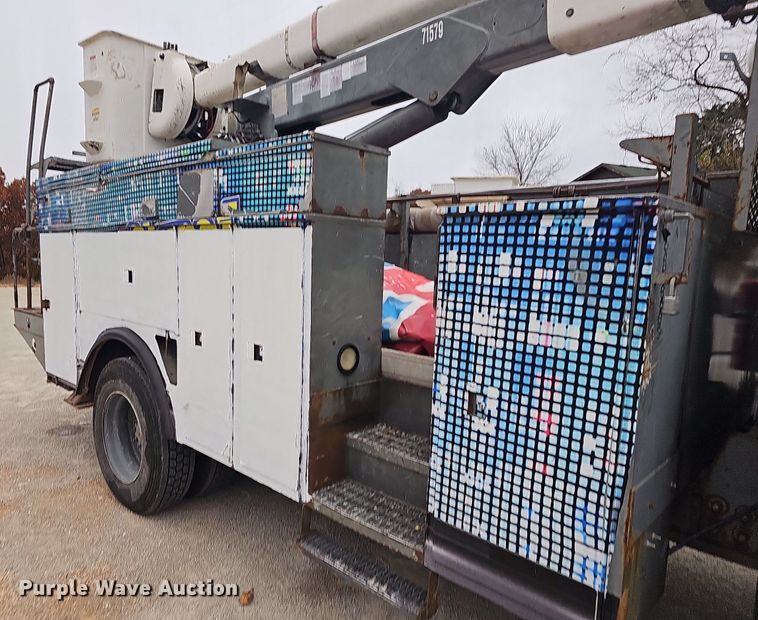 image for item NP9121 2005 GMC C7500  bucket truck