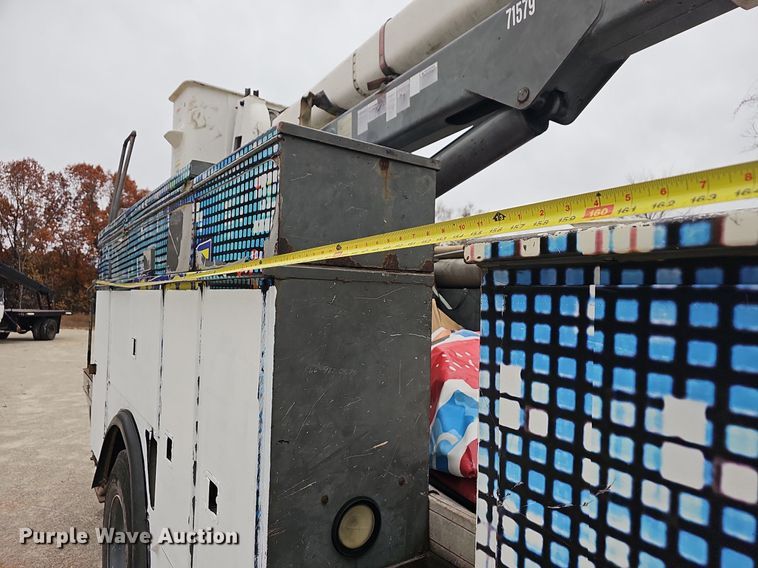 image for item NP9121 2005 GMC C7500  bucket truck