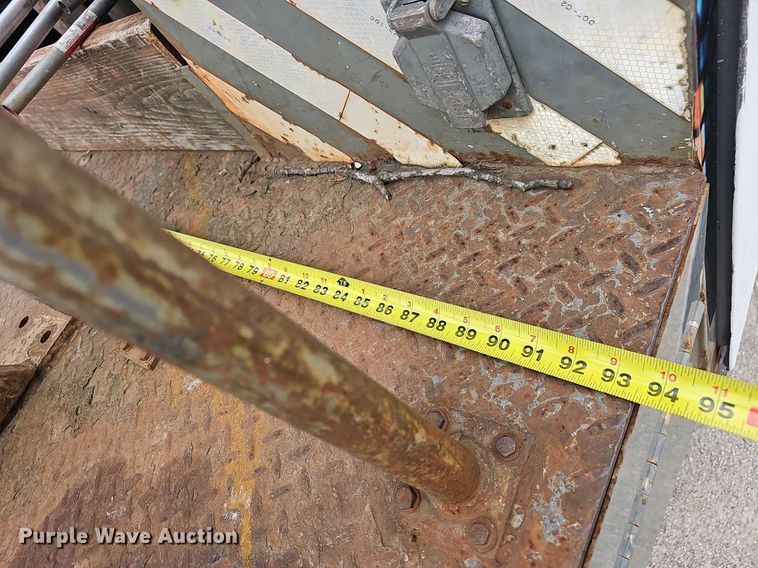 image for item NP9121 2005 GMC C7500  bucket truck